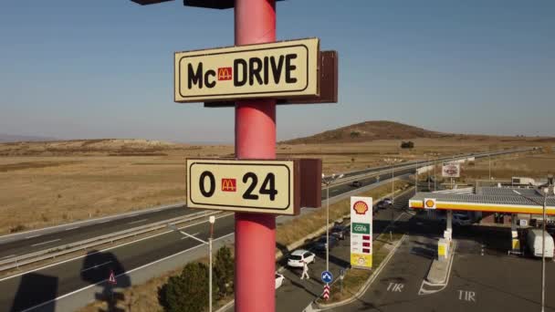 ブルガリアのドラジェヴォ 2022年11月1日 マクドナルド マクドムスは夜の空中ビューの高速道路のシェルガソリンスタンドで署名 — ストック動画