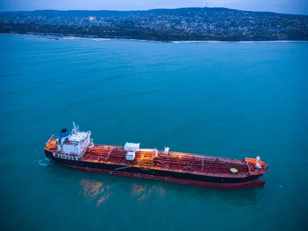 空中トップビュー油船タンカー日の出時に海の油 — ストック写真