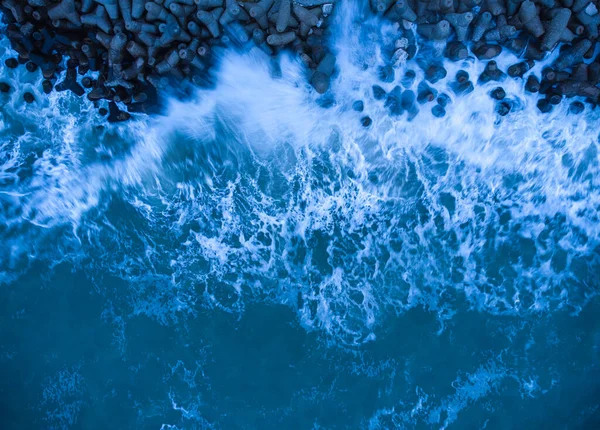 Αεροφωτογραφία Της Φουρτουνιασμένης Θάλασσας Τσιμεντένια Προβλήτα — Φωτογραφία Αρχείου