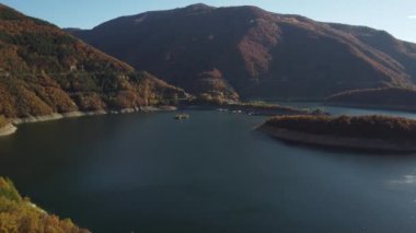 Devin kenti Rodopa Dağları yakınlarındaki Bulgaristan 'da bulunan Vacha Barajı' nın havadan panoramik manzarası