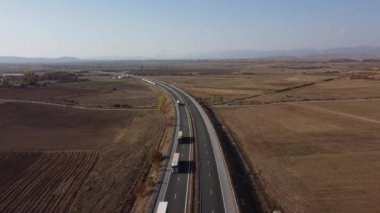 Sonbaharda gün batımında otoyol manzarası. İHA 'dan üst görünüm