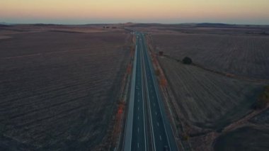 Sonbaharda gün batımında otoyol manzarası. İHA 'dan üst görünüm