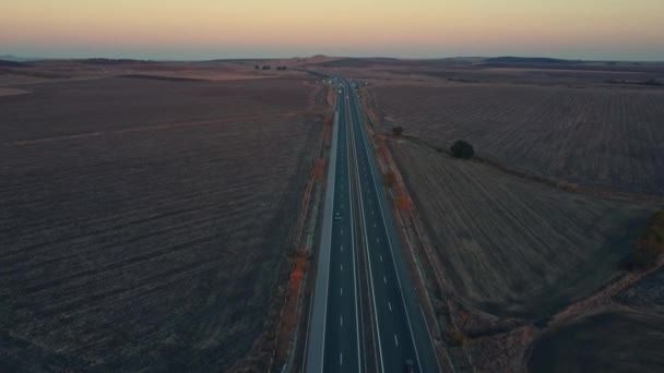 Flygfoto Över Motorvägen Vid Solnedgången Höst Ovanifrån Från Drönare Väg — Stockvideo