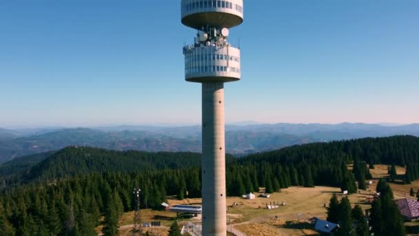 Bulgaristan Pamporovo Kenti Yakınlarındaki Snezhanka Tepesindeki Telekomünikasyon Kulesinin Havadan Görünüşü — Stok video