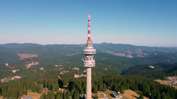 Flygfoto Över Telekommunikationstornet Vid Snezhanka Topp Nära Pamporovo Bulgarien — Stockvideo