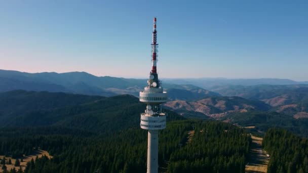 Flygfoto Över Telekommunikationstornet Vid Snezhanka Topp Nära Pamporovo Bulgarien — Stockvideo