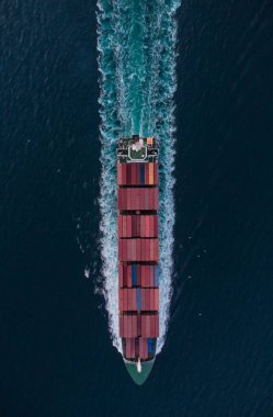 Geceleri denizdeki kargo konteynır gemisinin hava görüntüsü.