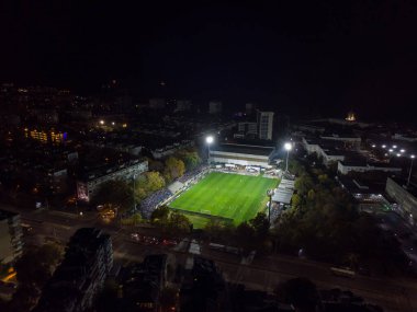 Futbol maçının havadan görünüşü, futbol. Futbol sahası ve İHA 'dan futbolcular