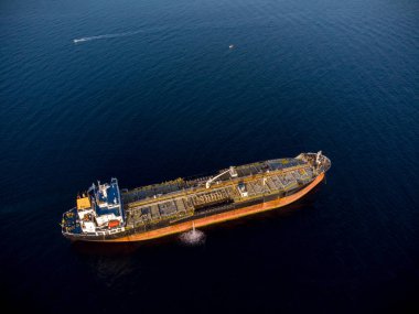 Endüstriyel yakıt ve petrokimya tankerinin uçan hava aracı fotoğrafı.