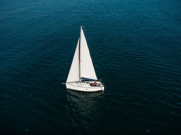 孤独なヨットで海の上からの眺め — ストック写真