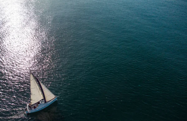 Yalnız Yelkenli Yatı Deniz Manzaralı — Stok fotoğraf