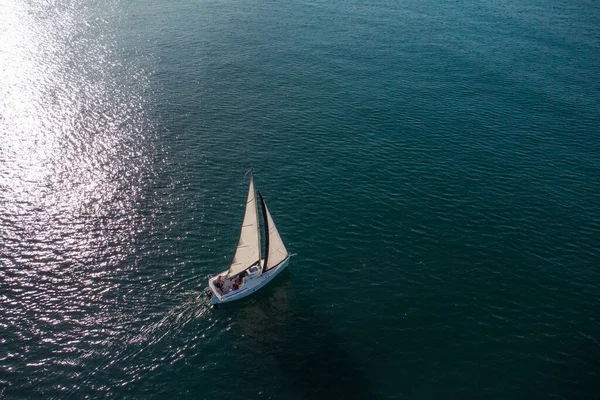 Одинокая Парусная Яхта Видом Море — стоковое фото