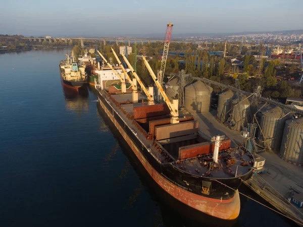 Büyük Kargo Gemisi Hangarının Havadan Görünüşü Gün Batımında Limanda Buğday — Stok fotoğraf