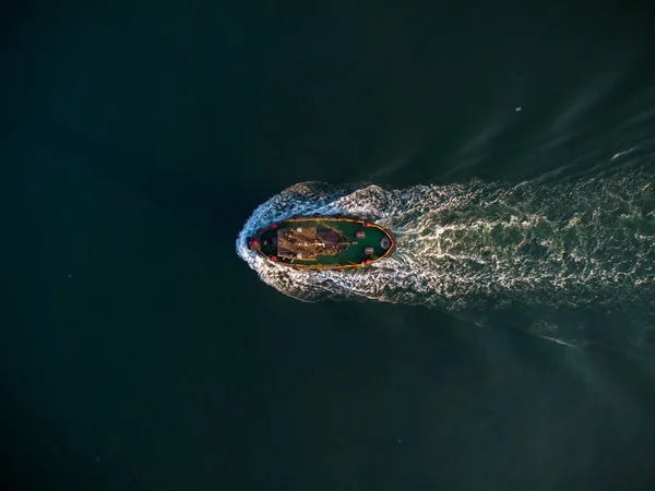 Aereo Drone Vista Superiore Rimorchiatore Industriale Assistere Barca Alto Mare — Foto Stock