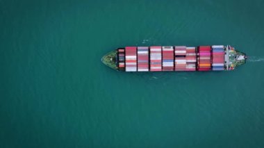 Denizdeki kargo konteynır gemisinin havadan görüntüsü.