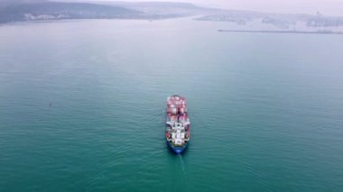 Denizdeki kargo konteynır gemisinin havadan görüntüsü.