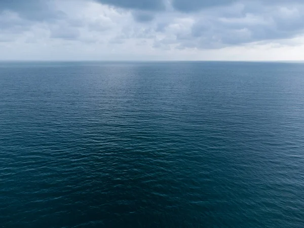Μπλε Θάλασσα Εναέρια Πάνω Προς Κάτω Θέα Δραματικό Ουρανό Από — Φωτογραφία Αρχείου