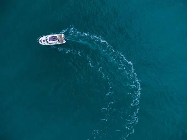 Açık Mavi Denizde Hız Teknesinin Havadan Görünüşü — Stok fotoğraf