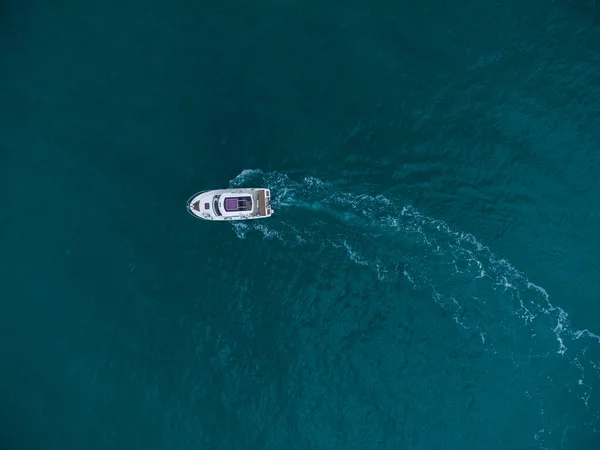 Вид Зверху Швидкісний Моторний Човен Відкритому Блакитному Морі — стокове фото