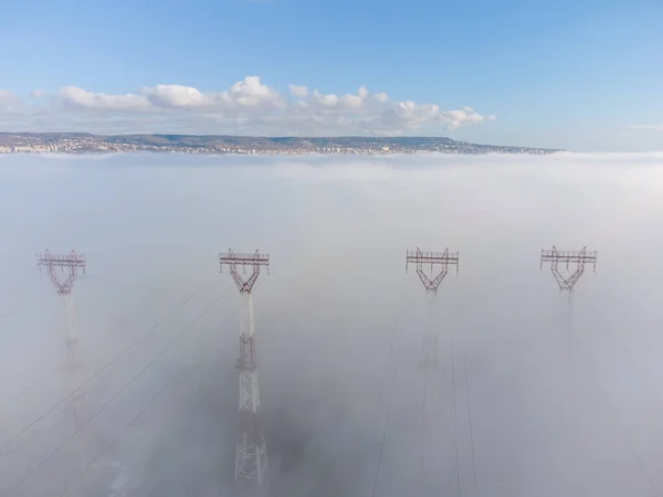 Вид Сверху Воздуха Столбы Электричества Тумане — стоковое фото