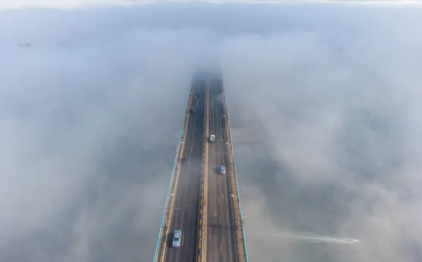 上午在保加利亚瓦尔纳 Asparuhov桥在雾中的空中俯瞰 — 图库照片