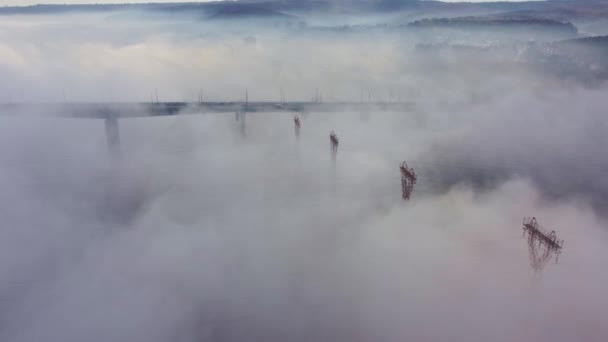 Αεροφωτογραφία Γερανογεφυρών Στη Βιομηχανική Ζώνη Του Λιμανιού Στην Πρωινή Ομίχλη — Αρχείο Βίντεο