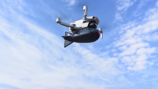 Consumidor Civil Drone Com Uma Grande Bomba Plástico Bordo Voa — Vídeo de Stock