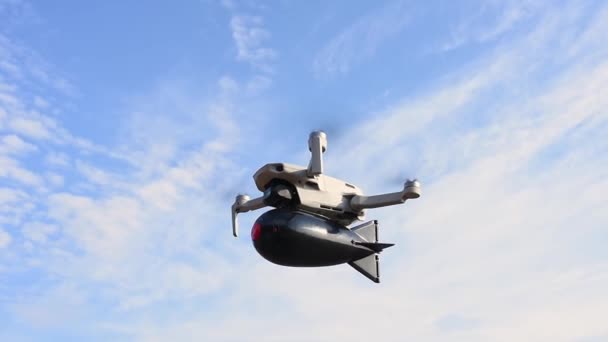 Drone Civile Consumo Con Una Grande Bomba Plastica Bordo Vola — Video Stock