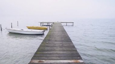 Ahşap iskele ya da göldeki iskele sisli bir havada..