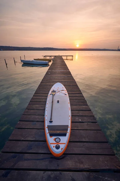Sup Board Auf Einem Holzsteg See Bei Sonnenuntergang Varna Bulgarien — Stockfoto