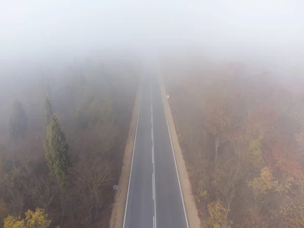Asphalt Straße Autobahn Herbstlichen Nebel Wald Luftaufnahme — Stockfoto