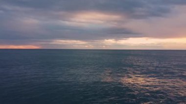 Güneşin doğuşunun ya da günbatımının uçan bir dronundan gelen hava görüntüsü