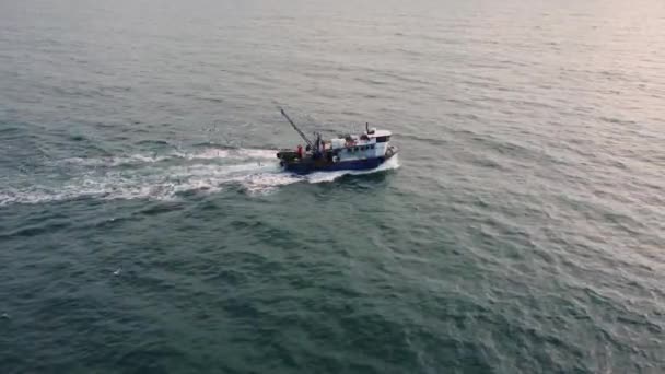 Rybářská Loď Plovoucí Modrém Moři Letecký Pohled Shora Dronu — Stock video