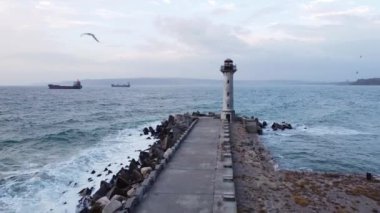 Sabahın erken saatlerinde, Bulgaristan 'ın Varna kentinde, deniz fenerinde bir dronla uçmak.