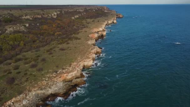 Vista Aérea Superior Das Ondas Mar Falésias Fantásticas Costa Rochosa — Vídeo de Stock