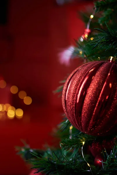 Zdobené Vánoční Jedle Ozdoby Proti Rozostřené Světla Pozadí — Stock fotografie