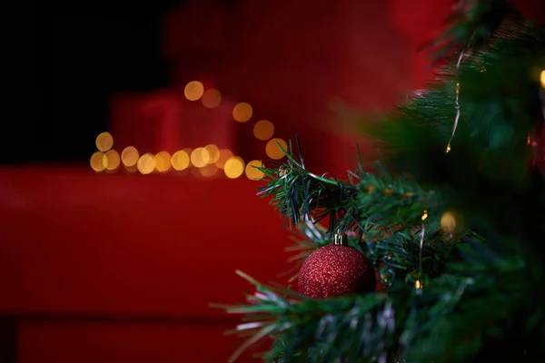 Zdobené Vánoční Stromeček Ozdoby Proti Rozostřené Světla Dárky Box Červené — Stock fotografie