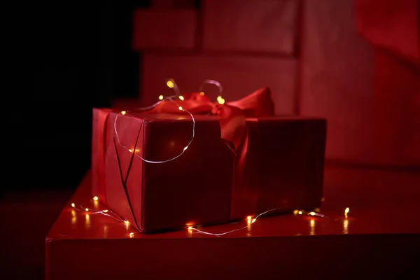 Coffret Cadeau Noël Sur Fond Rouge Avec Lumières Déconcentrées — Photo