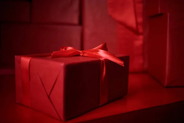 Weihnachtsgeschenke Box Auf Rotem Hintergrund Nahaufnahme — Stockfoto
