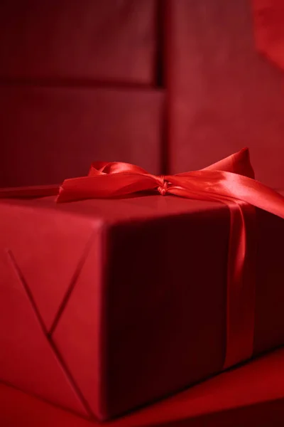 Kerstmis Geschenken Doos Rode Achtergrond Closeup — Stockfoto