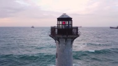 Sabahın erken saatlerinde, Bulgaristan 'ın Varna kentinde, deniz fenerinde bir dronla uçmak.