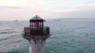 Sabahın erken saatlerinde, Bulgaristan 'ın Varna kentinde, deniz fenerinde bir dronla uçmak.