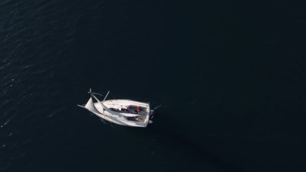 Yalnız Yelkenli Yatı Deniz Manzaralı — Stok video