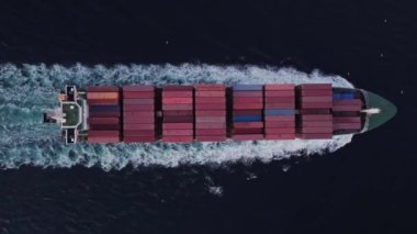 Geceleri denizdeki kargo konteynır gemisinin hava görüntüsü.