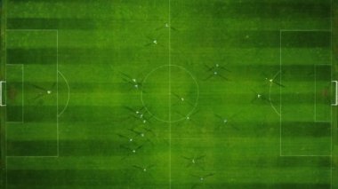 Futbol maçının havadan görünüşü, futbol. Futbol sahası ve İHA 'dan futbolcular