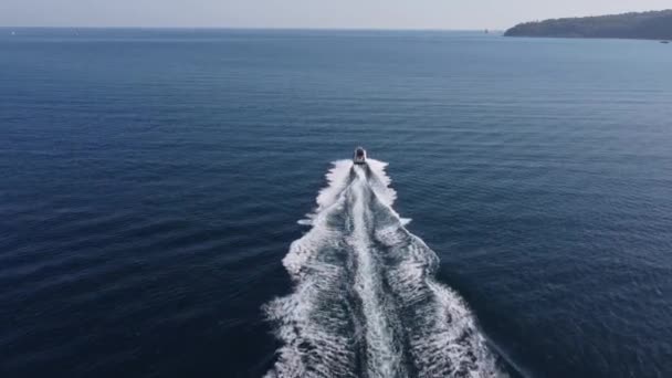 青い海にスピードモーターボートの空中トップビュー — ストック動画