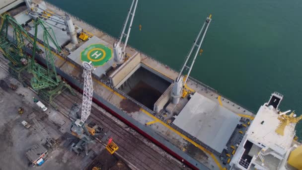Büyük Kargo Gemisinin Hava Üst Görüntüsü Gün Batımında Limana Yüklenir — Stok video