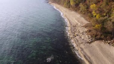 Bulgaristan 'ın sonbaharda en güzel kumsalının insansız hava aracı manzarası