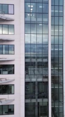 Akşamları hareket halindeki asansörün, duvarların ve modern iş merkezinin pencerelerinin hava görüntüsü.