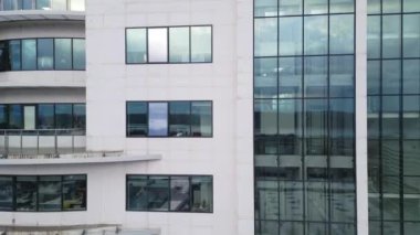 Bulutlu gökyüzü ve hava manzaralı bir ofis binası.